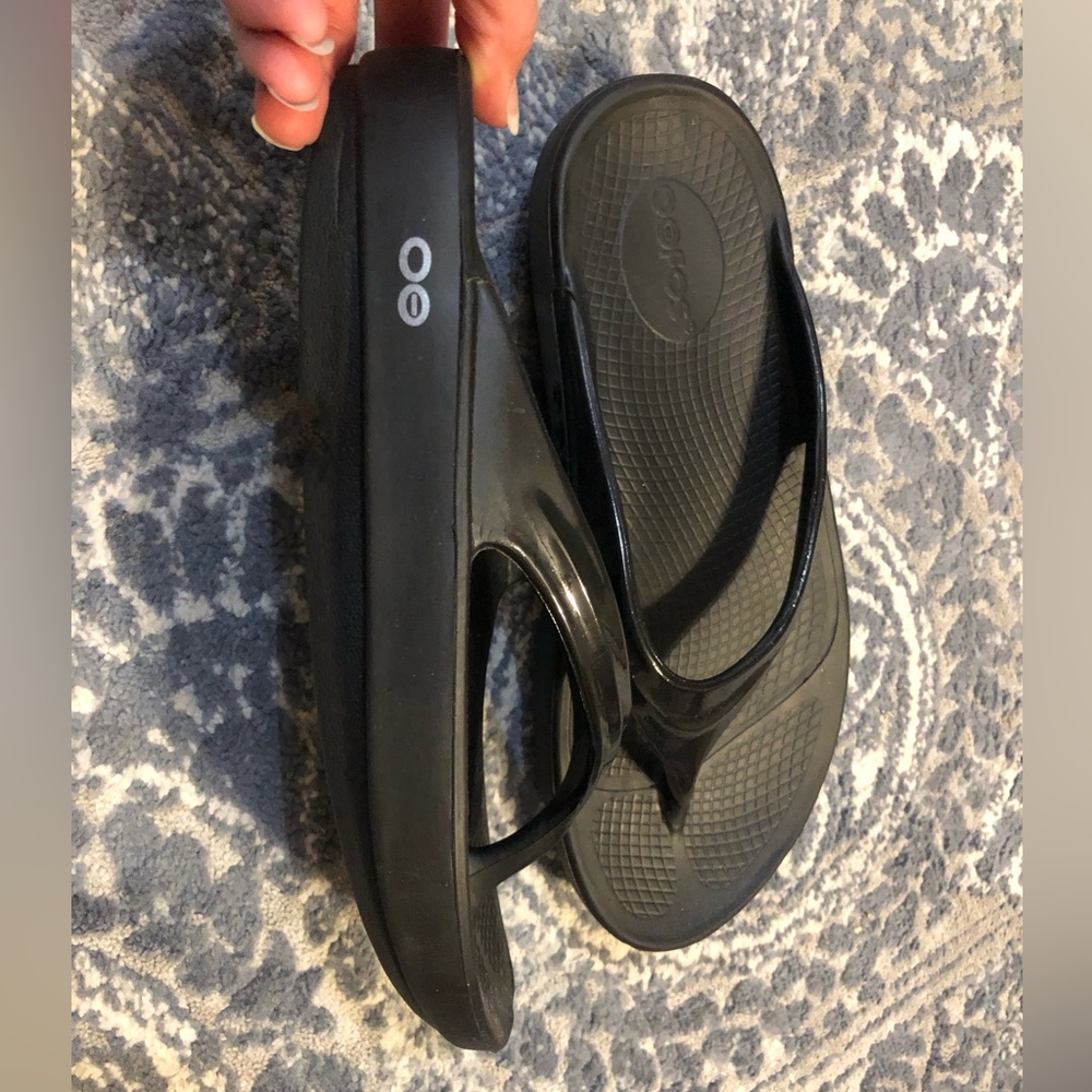 Black Oofos sandals, size 7, with OOfoam™ technology